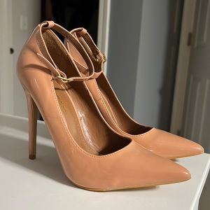 never worn size 8 nude pumps
